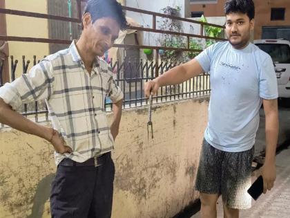 The young man ran away in fear as soon as the toilet door opened, but when his family checked, they were shocked! | टॉयलेटचा दरवाजा उघडताच घाबरून पळाला तरुण, कुटुंबाने तपासताच बसला मोठा धक्का! The young man ran away in fear as soon as the toilet door opened, but when his family checked, they were shocked! | टॉयलेटचा दरवाजा उघडताच घाबरून पळाला तरुण, कुटुंबाने तपासताच बसला मोठा धक्का!