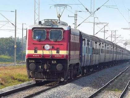 Solapur-Gadag Express will run till Hospeth; Passengers going for tourism will be facilitated! | सोलापूर- गदग एक्सप्रेस होसपेठपर्यंत धावणार; पर्यटनासाठी जाणाऱ्या प्रवाशांची सोय होणार!