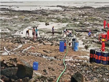 ONGC project oil spill blackens coast; Thick layers of oil on Pirwadi beach in Uran | ओएनजीसी प्रकल्पातील तेल गळतीमुळे किनारा काळवंडला; उरणमधील पिरवाडी समुद्रकिनारी तेलाचे जाड थर