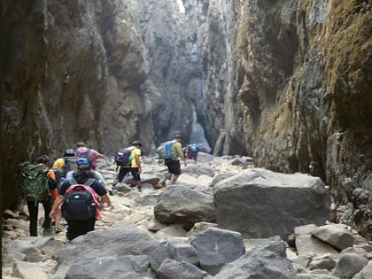 Sahyadri Naval: Tourists are experiencing 'sandan'vally crossing ... | सह्याद्री नवल : पर्यटक अनुभवत आहेत ‘सांदण’ सर करण्याचा थरार...