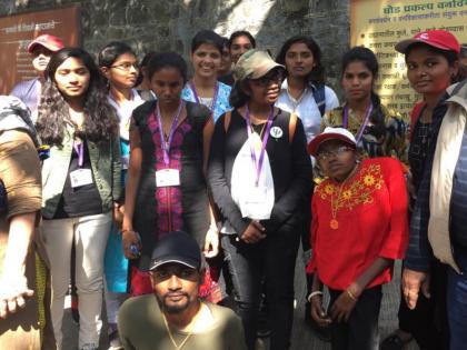 trip to shivneri fort by specially able youths | दिव्यांग तरुणांची शिवनेरी किल्ल्याची सफर ; दाेन्ही पाय गमावलेला तरुणही सहभागी