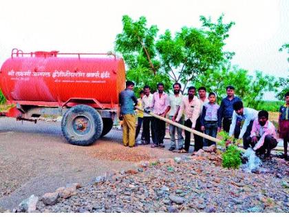 Three years spent for tree plantation: Teacher tragedy: Unique initiative of Pandozhari | वृक्षसंवर्धनासाठी तीन वर्षांची सुटी खर्ची-शिक्षकाची धडपड : पांडोझरी येथील अनोखा उपक्रम