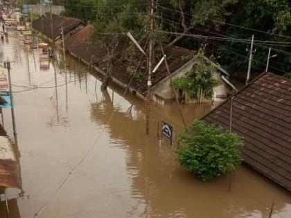 Water is flooded in house of sangli police, kolhapur flood situation very dangerious | घरात पाणी शिरलंय, संसार बुडालाय, तरीही सांगली पोलीस 'ऑन ड्युटी 24 तास'