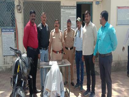 Police arrested a house thief in Akola | घरफोडी करणारा अट्टल चोरटा गजाआड; १ लाखाचा मुद्देमाल जप्त