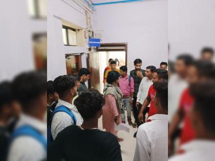 Attendants turn their backs on train coaches; Complaints to Railway Managers | अटेंडन्सनी फिरवली रेल्वे कोचकडे पाठ; रेल्वे व्यवस्थापकांकडे गाऱ्हाणे