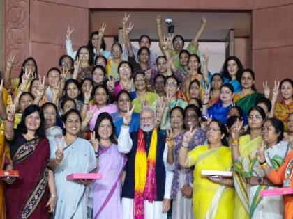 PM Narendra Modi meets women MPs; Smriti Irani said, "Modi hai to mumkin hai". | पंतप्रधान मोदींनी महिला खासदारांची घेतली भेट; स्मृती इराणी म्हणाल्या, "मोदी है तो मुमकिन है"