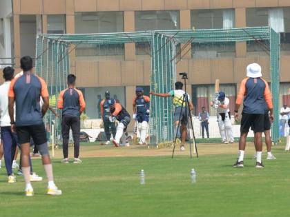 Maharashtra-Saurashtra team starts practice at Indira Gandhi Stadium; Ranji match in Solapur from tomorrow | महाराष्ट्र-सौराष्ट्रचा संघाचा इंदिरा गांधी स्टेडियमवर सराव सुरू; उद्यापासून सोलापुरात रणजी सामना