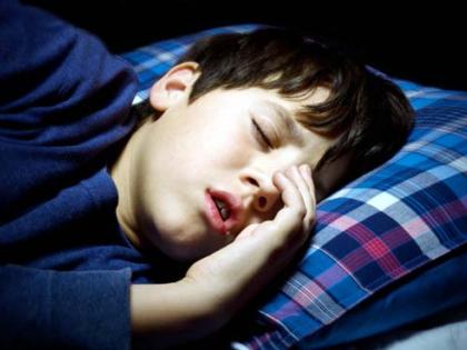 Hey Dad ... Sleep deprivation causes weight gain and diabetes, the risk of heart attack | अरे बाप रे... झोपेत घोरल्यामुळे वजन वाढतं अन् मधुमेह, हदयविकाराच्या धोका