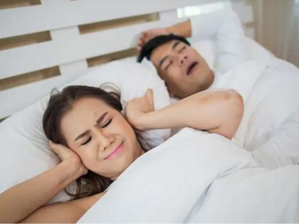 घोरणं बंद करणारे ४ सोपे उपाय-झोपही लागेल गाढ! घोरण्यामुळे तुम्हाला नावं ठेवणारेही होतील बदल पाहून चकीत - Marathi News | how to stop snoring naturally at Home effective home remedies to reduce snoring simple tips to stop snoring while sleeping reasons for snoring at night and solutions | Latest sakhi News at Lokmat.com