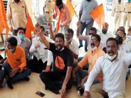 Stay at Shiv Sena MLA vishvanath bhoir house to demand Maratha reservation | मराठा आरक्षणाच्या मागणीसाठी शिवसेना आमदाराच्या घरी ठिय्या