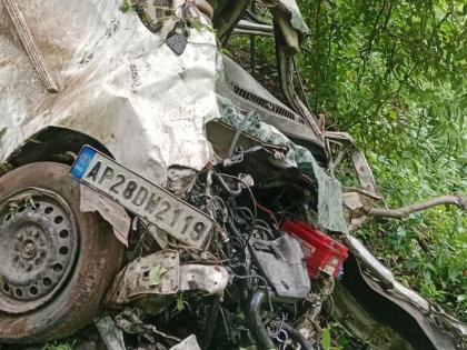 Tourist's four-wheeler falls into valley at Chikhaldara; 3 people died, 7 people were seriously injured | चिखलदरा येथे पर्यटनाला जाणारी चारचाकी दरीत कोसळली; ३ जणांचा मृत्यू, ७ जण गंभीर जखमी