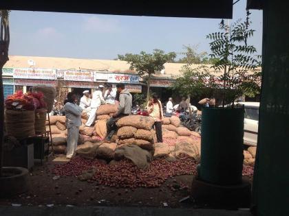 A sack worth four and a half thousand rupees was stolen from the market yard of Solapur | सोलापूरच्या मार्केट यार्डातून चोरले साडेचार हजार रुपयांचं तुरीचे पोतं