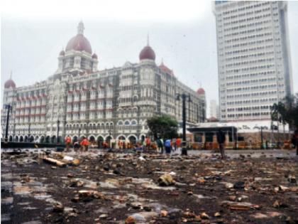 Tauktae Cyclone: Hurricane hits Gateway of India area; Two basalt stones were broken and thrown away | Tauktae Cyclone: चक्रीवादळामुळे गेट वे ऑफ इंडिया परिसराला फटका; दोन बेसॉल्ट दगड तुटून दूरपर्यंत फेकले गेले