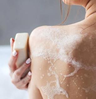 दररोज अंगाला साबण लावत असाल तर आताच बदला सवय; कधी, किती वेळा करायचा वापर?