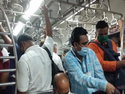 Video viral on CSMT; Violations of physical distance in local travel persist | CSMTवरील व्हिडीओ तुफान व्हायरल; लोकल प्रवासात फिजिकल डिस्टन्सिंगचे उल्लंघन कायम 