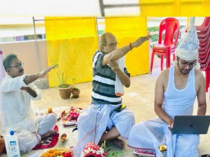 groom doing work from home at the same day of his wedding photo viral | लग्नाच्या दिवशीही 'वर्क फ्रॉम होम'; 'हा' फोटो पाहून नेटकरी म्हणाले, 'कंपनीवाले लग्नाला तर सुट्टी द्या'...