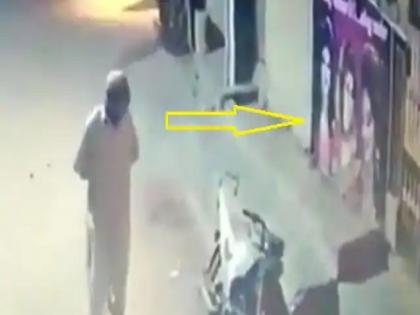 beauty parlour woman posters kissed by old man in cctv video goes viral again | Viral Video : ब्युटी पार्लरच्या भींतीवर लागले होते मॉडल्सचे फोटो, अंधारात काकांनी जाऊन केला कारनामा