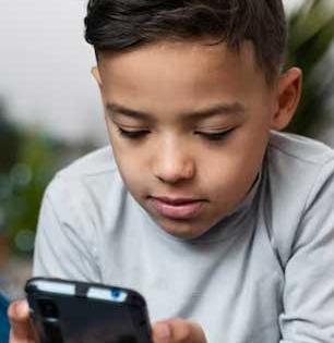 सोशल मीडियाचा नाद लय बेक्कार! मुलांवर घातक परिणाम, अतिरेकी वापर म्हणजे धोक्याची घंटा