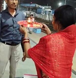 तुझ में रब दिखता है..! नवऱ्याला सुट्टी मिळाली नाही तर करवाचौथसाठी बायको पोहचली रेल्वे स्टेशनवर, Video Viral