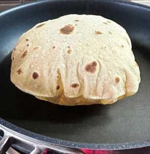 तव्यावर टाकताच चपाती करपते, फुगतही नाही? ४ सोप्या ट्रिक्स, चपाती होईल कापसासारखी मऊ- टम्म फुगेलही