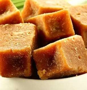 थंडीत दगडासारखा कडक झालेला गूळ मऊ कसा कराल? वापरा 'या' सोप्या टिप्स, हातानेच तुटेल