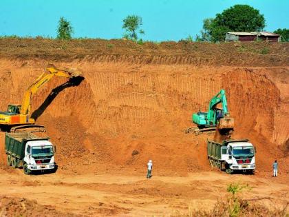 Excavation of the soil of Akola city; The crime against the four | अकोला शहरानजीक मातीचे उत्खनन; चौघांविरुद्ध गुन्हा दाखल