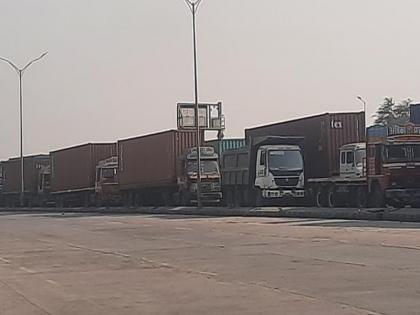 Traffic in the area was blocked for eight hours due to the collapse of the Integragate system at JNPA's private GTI port | जेएनपीएच्या खासगी जीटीआय बंदरातील इंट्रीगेट सिस्टीम कोलमडल्याने परिसरातील आठ तास वाहतूक ठप्प