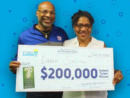 'This is crazy!' Man's $5 lottery ticket wins him $200,000 | जिंकलेल्या लॉटरीच्या पैशातून ‘त्यानं’ आजमावलं नशीब; एका झटक्यातच कोट्यधीश बनला