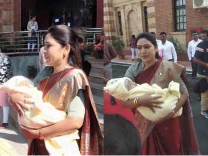 Maharashtra Winter Session 2022: Women MLAs reached Vidhan Bhavan with a two-and-a-half-month-old baby | Maharashtra Winter Session 2022: एकाचवेळी दोन कर्तव्य! अडीच महिन्याच्या बाळाला घेऊन आमदार आई विधानभवनात पोहचल्या