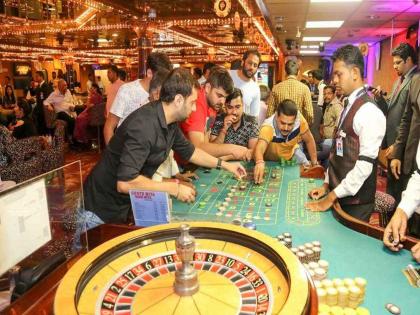 Kandoli realizes that casinos are illegal and that casinos are ruining the youth | तरुणाई उद्ध्वस्त होतेय, गावाने नाकारला परवाना; म्हणाले, झुकेगा नहीं साला...