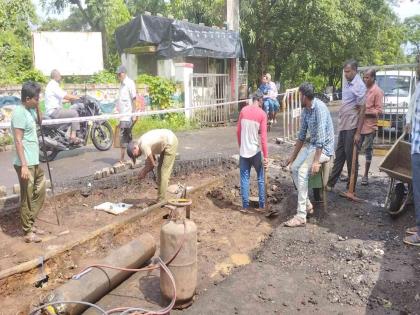 Removed that dangerous railway track on Kalyan Badlapur State Highway | कल्याण बदलापूर राज्य महामार्गावरील ते धोकादायक रेल्वे रूळ काढले