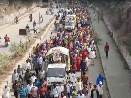 in solapur last rites of three friends at the same time who died in accident | एकाचवेळी निघाली तीन मित्रांची अंत्ययात्रा; निरोप द्यायला अख्खा गाव लोटला