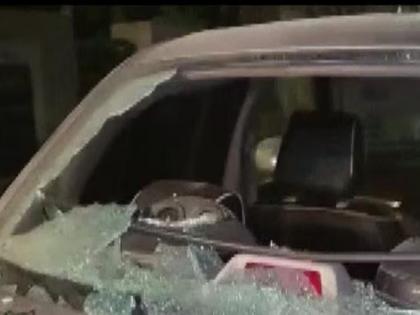 Stone pelting storm in two groups in Shankar Nagar in Akot Fail; Vandalism of three to four cars | अकोट फैलातील शंकर नगरात दोन गटात तुफान दगडफेक; तीन ते चार गाड्यांची तोडफोड