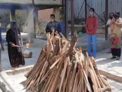 Coronavirus: Meerut woman performed last rites after death of father in law and husband from corona | Coronavirus: ७२ तासांत कोरोनामुळं कुटुंब उद्ध्वस्त; सासऱ्याची चिता शांत होईपर्यंत पतीलाही द्यावा लागला मुखाग्नी