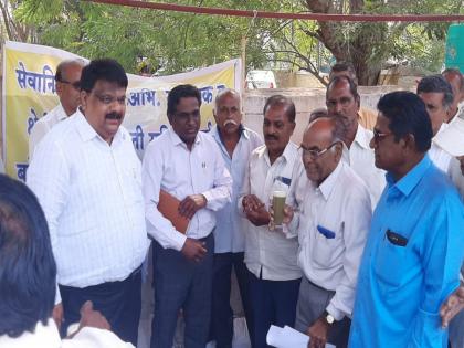 Solapur: 'Irrigation' retirees' hunger strike called off; The problem will be solved in two months | Solapur: ‘सिंचन’ च्या निवृत्तांचे उपोषण मागे; दोन महिन्यात प्रश्न सोडविणार 