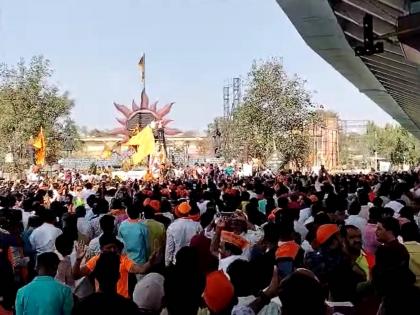 Crackers burst... Diwali atmosphere; Solapur became full of saffron with the procession | फटाके फुटले... दिवाळीचा माहोल; लाडू वाटले अन् शोभायात्रेने सोलापूर झाले भगवेमय