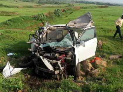 Near Solapur, a truck near the truck hit the face and both killed on the spot | सोलापूरजवळ कार-ट्रकची समोरासमोर धडक, दोघे जागीच ठार 