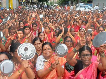 Anganwadi workers were furious A march was held at the Zilla Parishad protesting the government | अंगणवाडी कर्मचारी संतापल्या; शासनाचा निषेध करीत जिल्हा परिषदेवर काढला मोर्चा