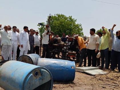 Angry farmers in Akkalkot blocked the Chennai-Surat greenfield highway | अक्कलकोटमधील संतप्त शेतकऱ्यांनी चेन्नई - सुरत ग्रीनफिल्ड हायवेचे काम बंद पाडले