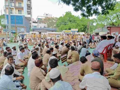 Rickshaw drivers march on Collectorate in Solapur | सोलापुरात जिल्हाधिकारी कार्यालयावर रिक्षा चालकांचा मोर्चा; फिटनेस प्रमाणपत्रच्या दंडविरोधात उभारलं आ