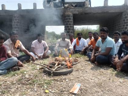 protest against national highways department by performing shraddha for repair of dangerous bridge | धोकादायक पुलाच्या दुरुस्तीसाठी श्राद्ध घालून राष्ट्रीय महामार्ग विभागाचा निषेध