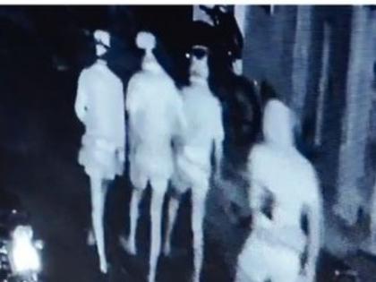 Terror of Chaddi gang! House broken into in Vastu Vihar in Solapur | चड्डी गँगची दहशत!सोलापुरमध्ये वास्तुविहारमध्ये घर फोडले; डिलिव्हरी बॉयमुळे प्रकार आला समोर Terror of Chaddi gang! House broken into in Vastu Vihar in Solapur | चड्डी गँगची दहशत!सोलापुरमध्ये वास्तुविहारमध्ये घर फोडले; डिलिव्हरी बॉयमुळे प्रकार आला समोर