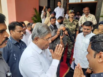 Strong police presence in front of the planning building; Government meeting started in the presence of the Guardian Minister | नियोजन भवनासमोर पोलिसांचा तगडा बंदोबस्त; पालकमंत्र्यांच्या उपस्थितीत शासकीय बैठक सुरु