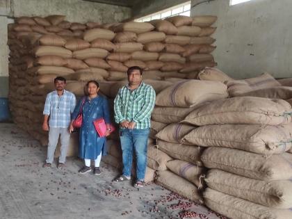 Solapur; 76 lakh 43 thousand betel nut stock seized in Sellapur | मोठी बातमी; साेलापुरात ७६ लाख ४३ हजाराचा किटकबाधित सुपारीचा साठा जप्त