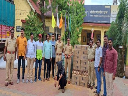 Mohol police caught liquor stock | टेम्पोसह जीपमध्ये दारू भरताना मोहोळ पोलिसांनी पकडला १३ लाखांचा मद्यसाठा