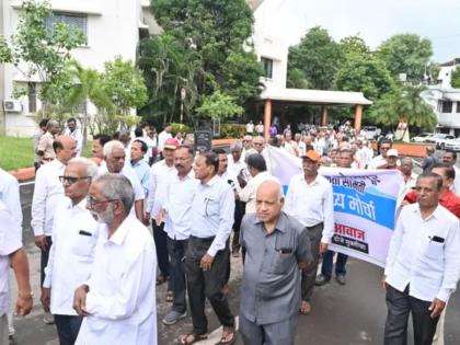 Article: 'Gentleman power' of Solapurkars, 'DJ freedom' during Ganeshotsav | लेख: सोलापूरकरांची ‘सज्जनशक्ती’, गणेशोत्सवात ‘डीजेमुक्ती’ Article: 'Gentleman power' of Solapurkars, 'DJ freedom' during Ganeshotsav | लेख: सोलापूरकरांची ‘सज्जनशक्ती’, गणेशोत्सवात ‘डीजेमुक्ती’