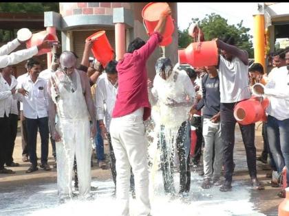 Solapur: Milk and milk producers put milk to dairy chairman | Solapur: दूध व उत्पादक शेतकऱ्यांनी घातला दूध डेअरी चेअरमनला दुग्धाभिषेक