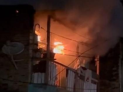 Solapur: A house caught fire in Solapur due to a spark from an electric wire; Burn gold and cash too | Solapur: विद्युत तारेची ठिणगी पडून सोलापुरात घर पेटलं; सोनं अन् रोकडही जळून खाक