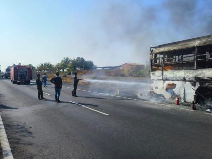 In Solapur A moving bus caught fire near Tembhurni; 15 passengers safe | मोठी बातमी! चालत्या बसने टेंभुर्णीजवळ घेतला पेट; १५ प्रवाशी सुखरूप In Solapur A moving bus caught fire near Tembhurni; 15 passengers safe | मोठी बातमी! चालत्या बसने टेंभुर्णीजवळ घेतला पेट; १५ प्रवाशी सुखरूप