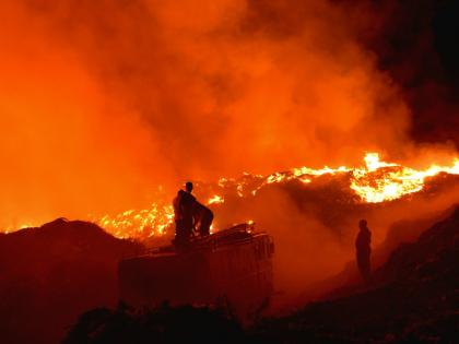 A fire broke out at a garbage depot near Solapur Even after 16 hours the intensity of the fire will not decrease | सोलापूरजवळील कचरा डेपोला लागली आग; १६ तासानंतरही आगीची तीव्रता कमी होईना